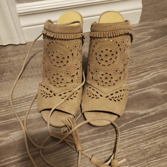 Ivanka Trump Size 7 Chunk Heels - Picture 1 of 4